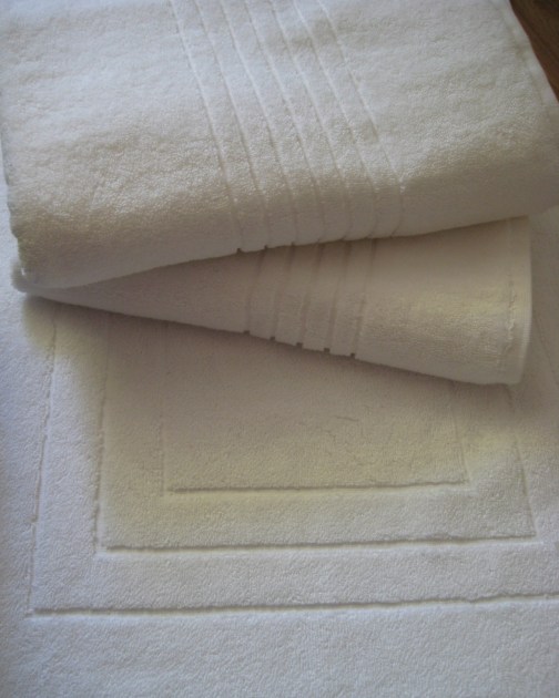 Махровое полотенце пл.530 гр/м2 бордюр рельефный, белый