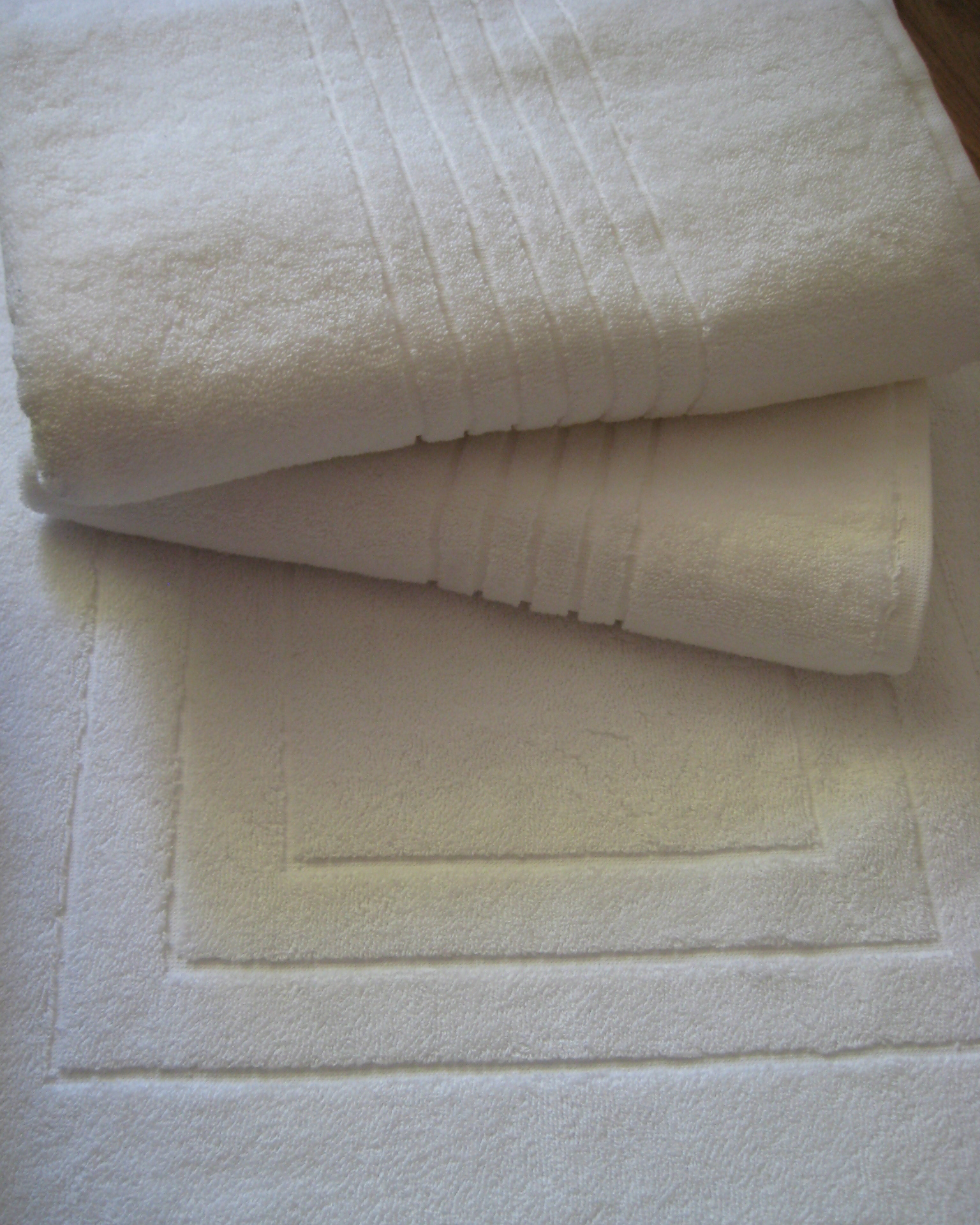 Махровое полотенце пл.530 гр/м2 бордюр рельефный, белый
